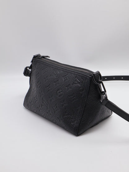 LOUIS VUITTON Triangle 壓紋牛皮郵差包 - 黑