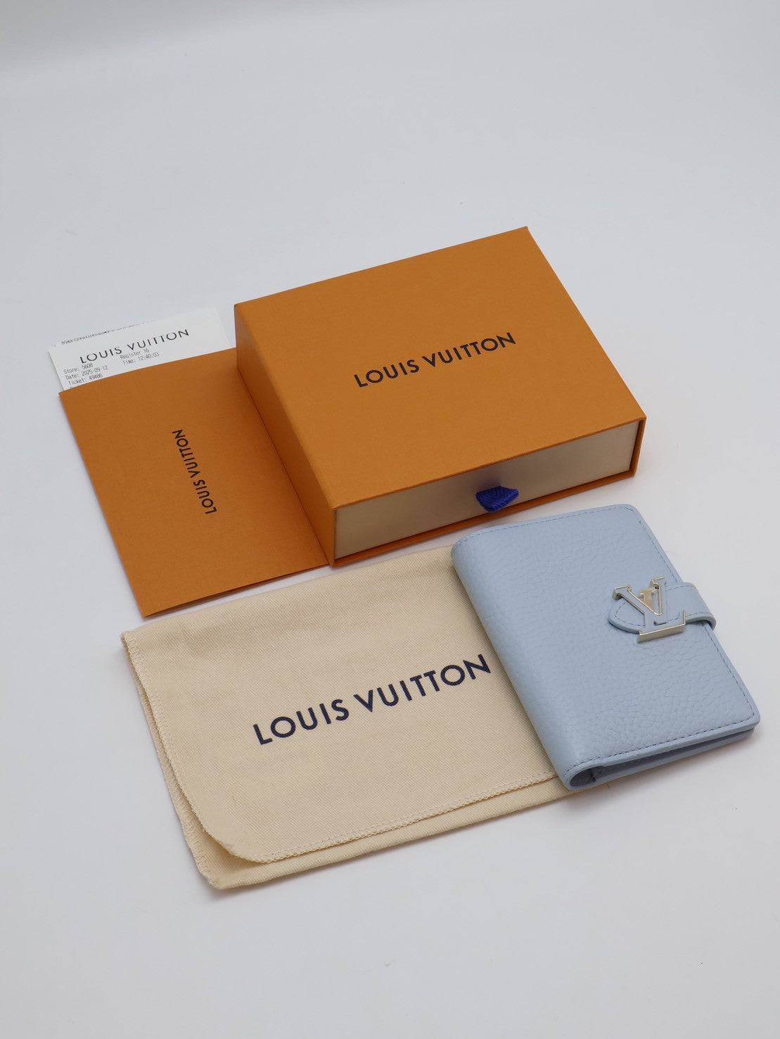 LOUIS VUITTON 直式雙折短夾 - 淺藍