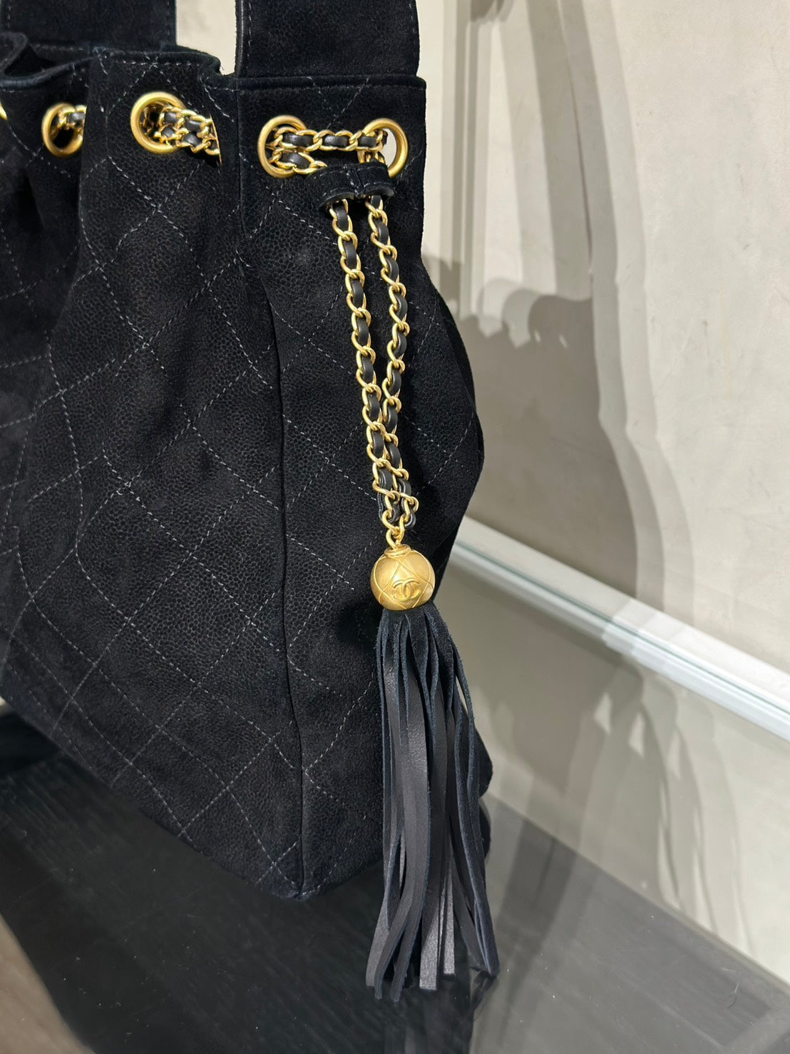 CHANEL 25A麂皮流蘇水桶包 - 黑金