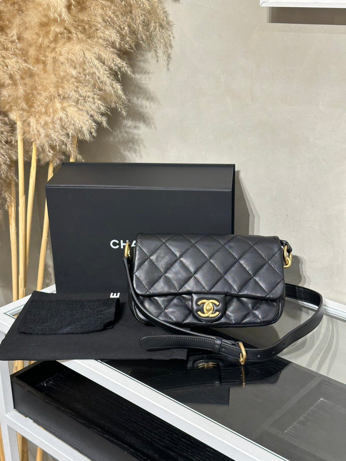 CHANEL 25C小羊皮口蓋斜背包 - 黑金