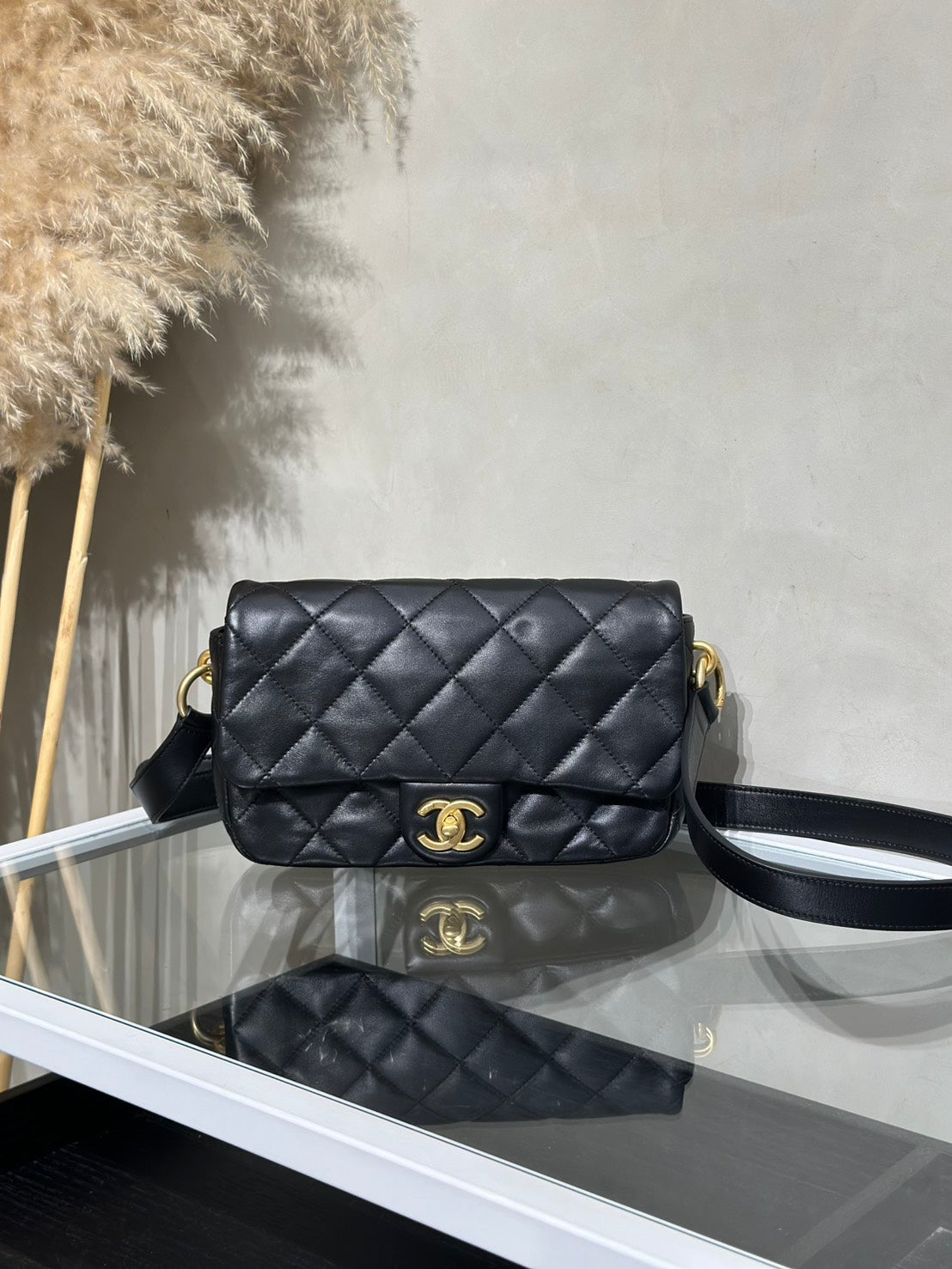 CHANEL 25C小羊皮口蓋斜背包 - 黑金