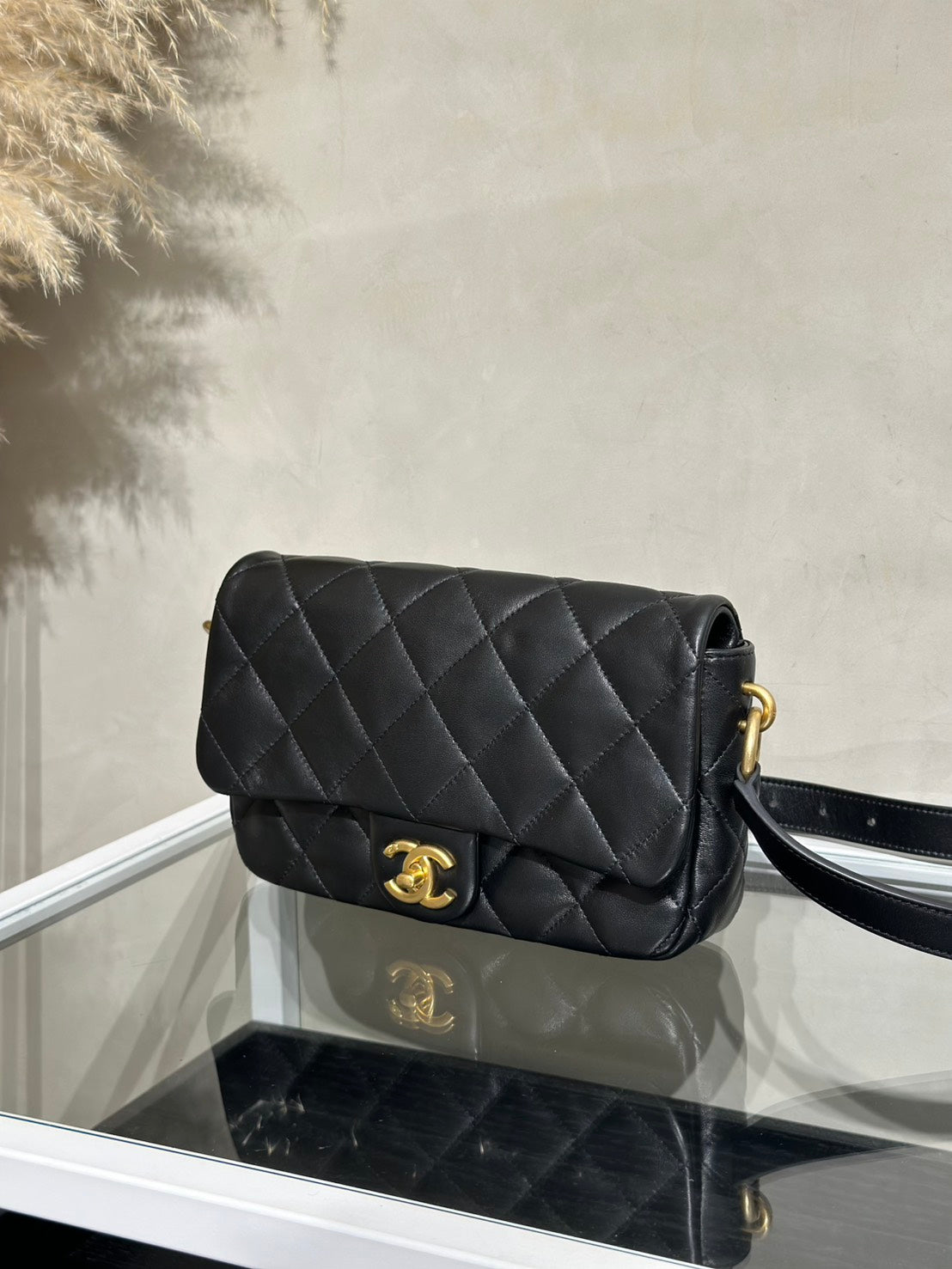CHANEL 25C小羊皮口蓋斜背包 - 黑金