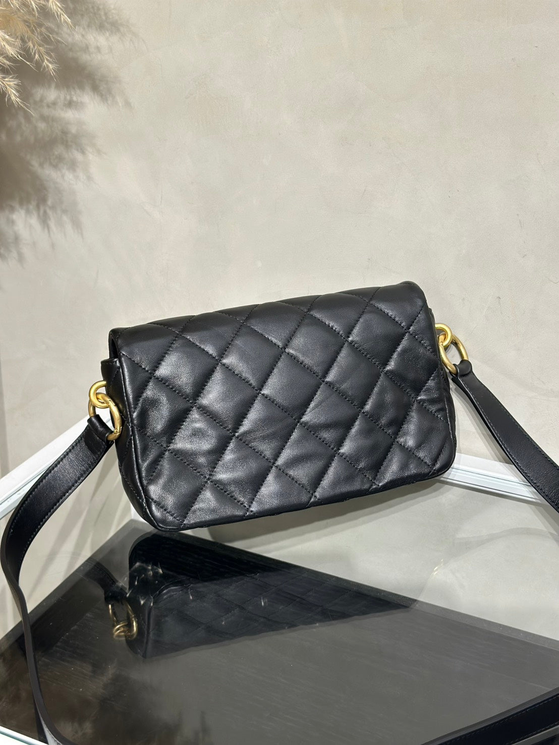 CHANEL 25C小羊皮口蓋斜背包 - 黑金
