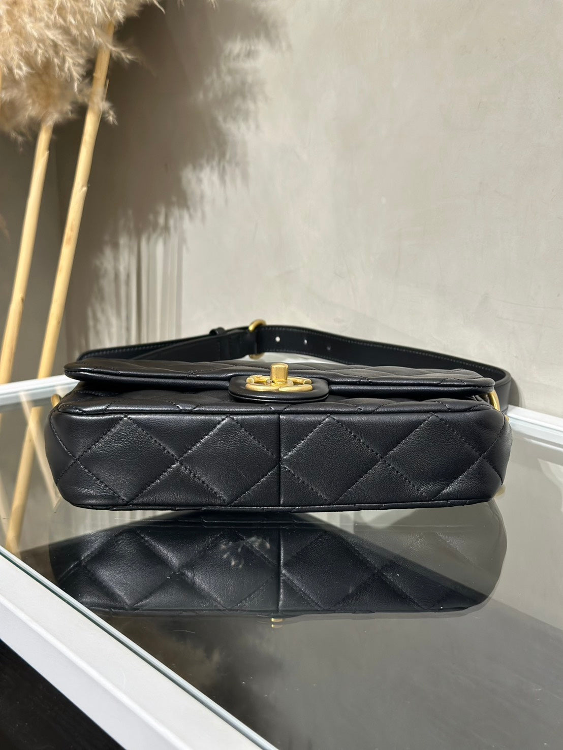 CHANEL 25C小羊皮口蓋斜背包 - 黑金