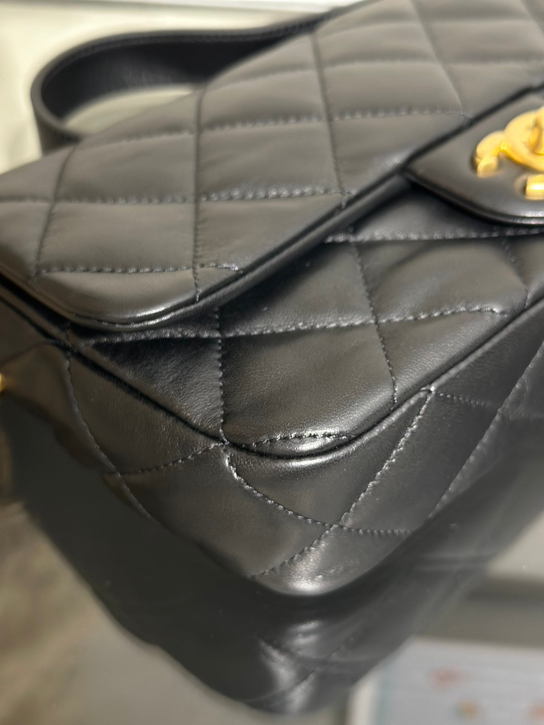 CHANEL 25C小羊皮口蓋斜背包 - 黑金