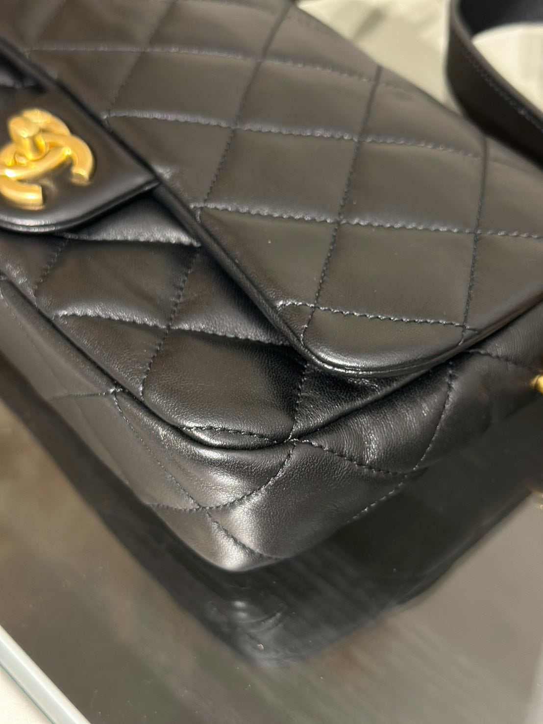 CHANEL 25C小羊皮口蓋斜背包 - 黑金