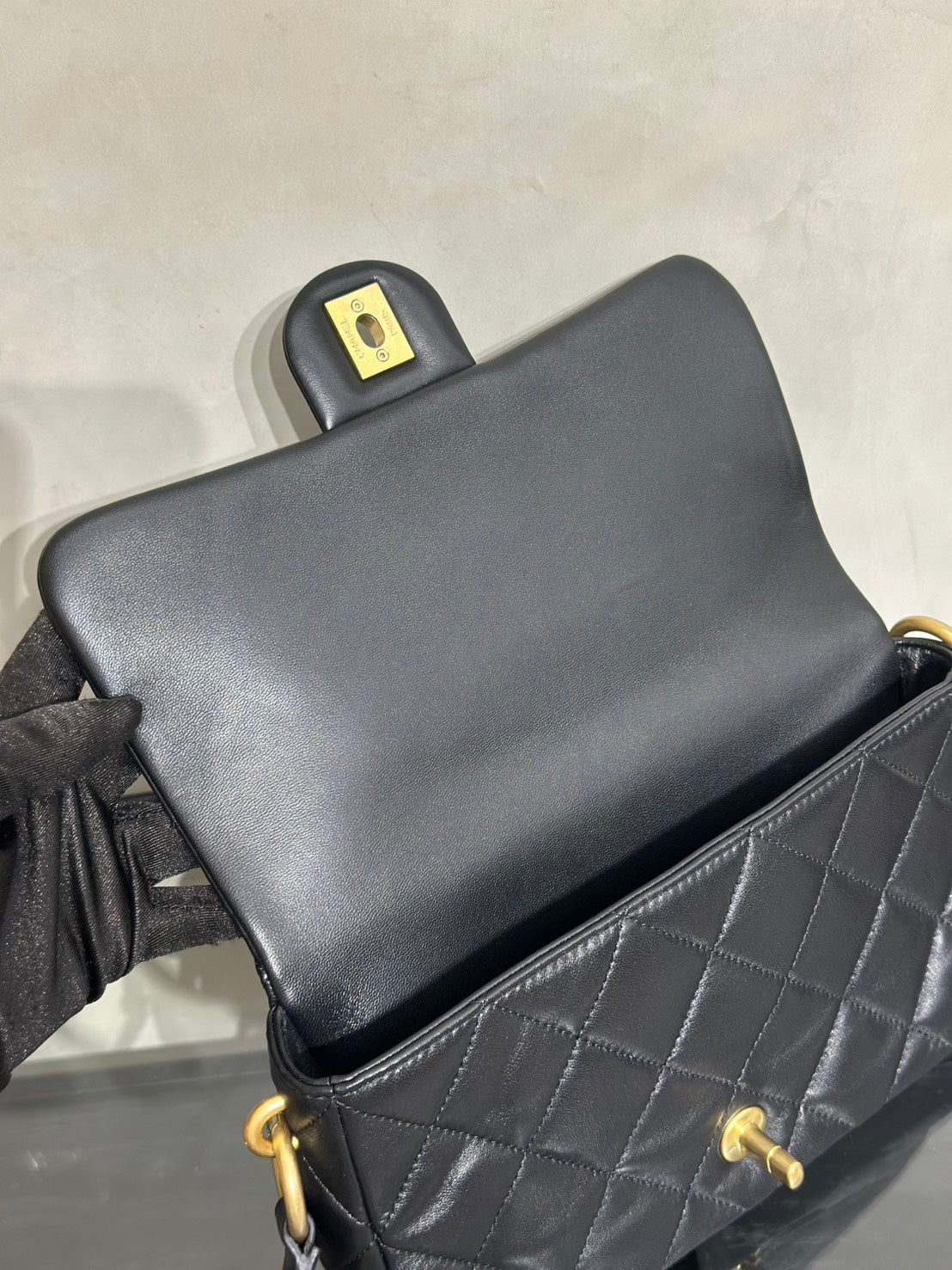 CHANEL 25C小羊皮口蓋斜背包 - 黑金