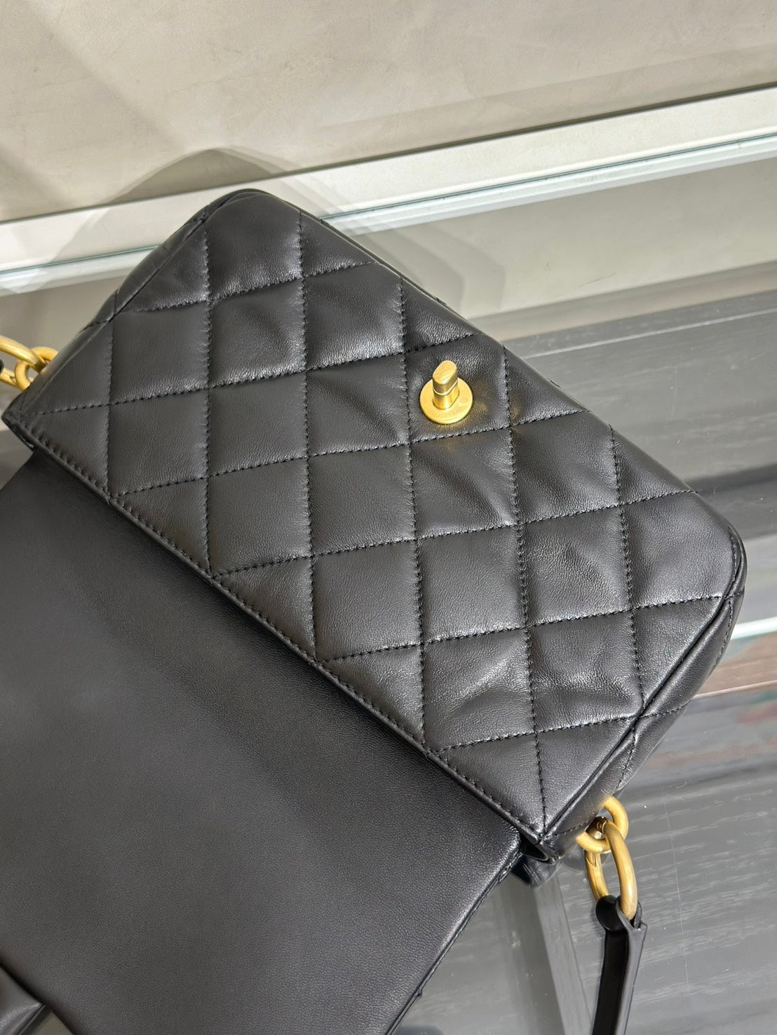 CHANEL 25C小羊皮口蓋斜背包 - 黑金