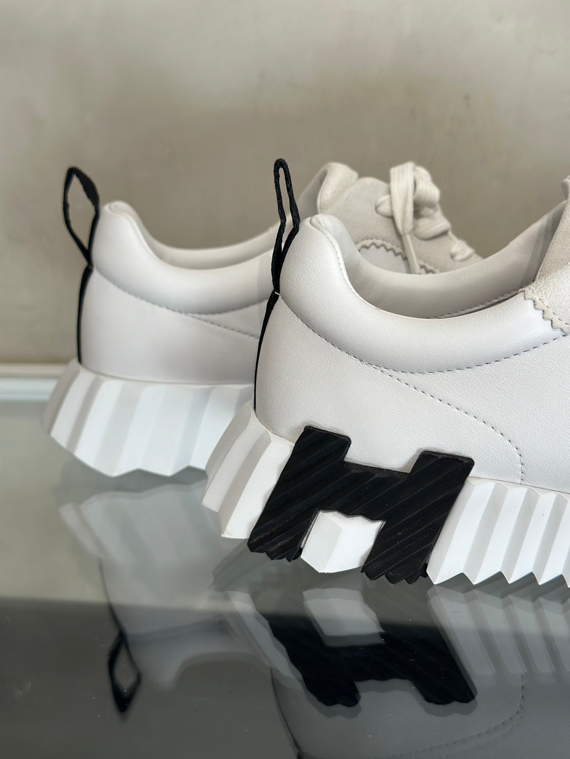 HERMES Bouncing小牛皮休閒鞋 - 白拚黑H 39.5