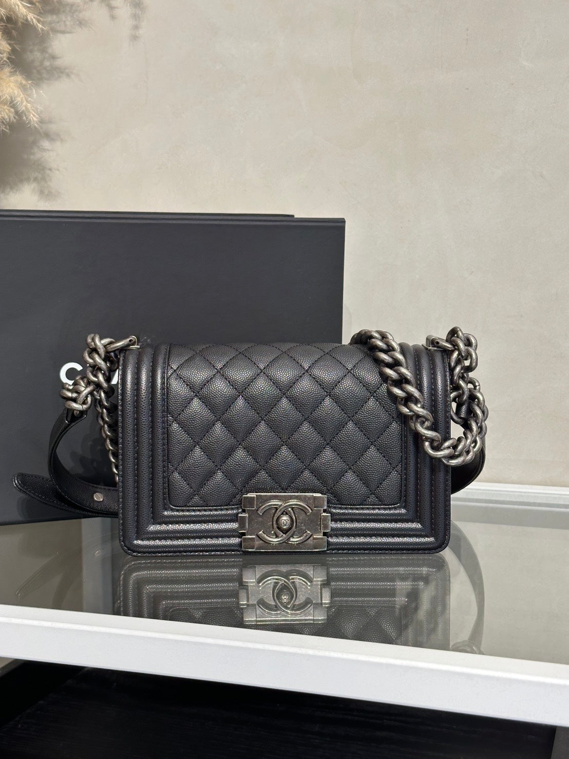 CHANEL Boy20 粒面牛皮口蓋包 - 黑銀