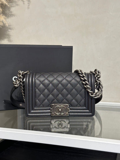 CHANEL Boy20 粒面牛皮口蓋包 - 黑銀