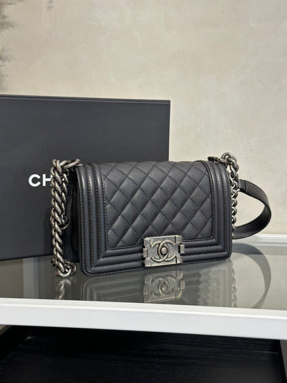 CHANEL Boy20 粒面牛皮口蓋包 - 黑銀
