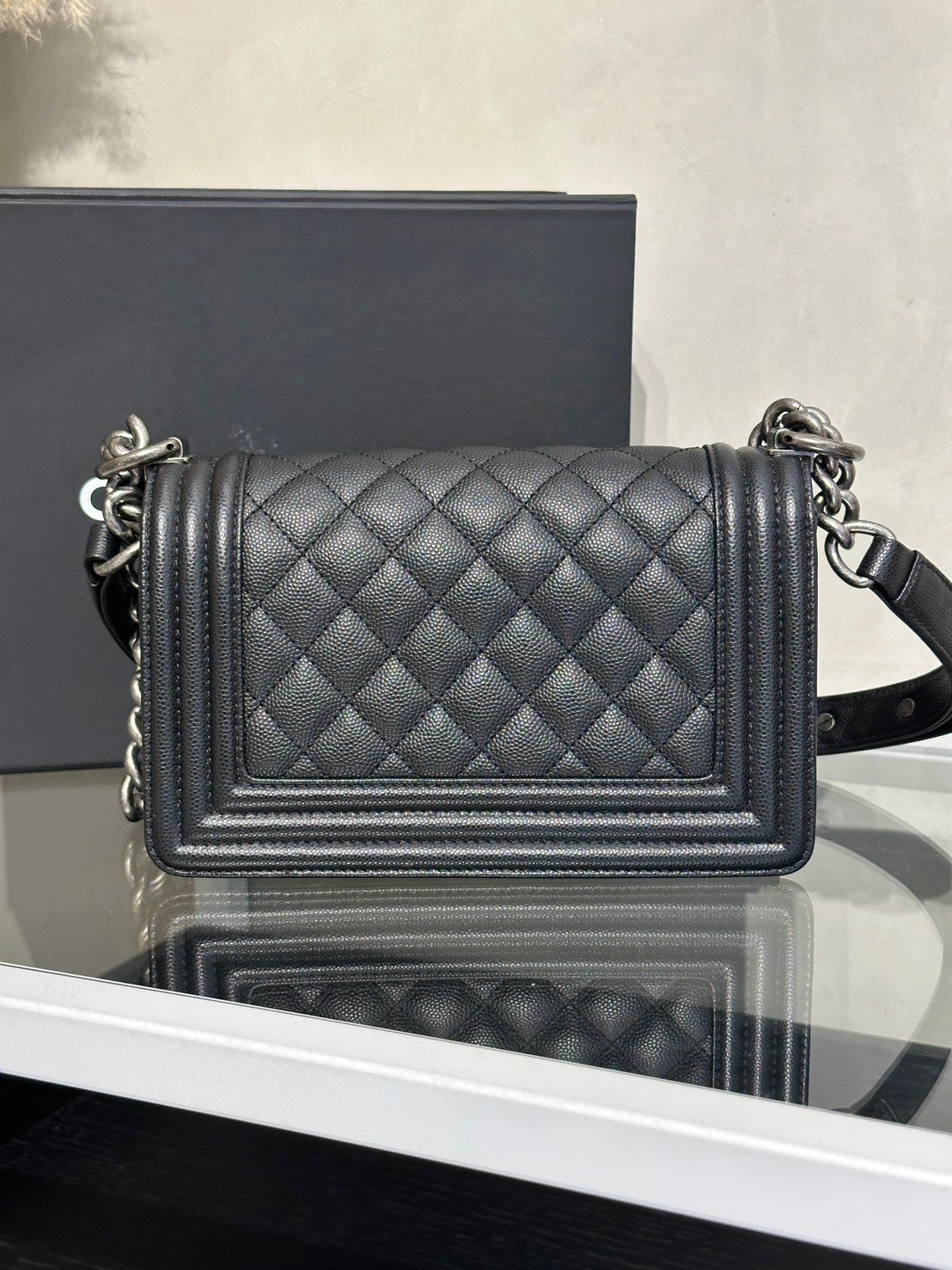 CHANEL Boy20 粒面牛皮口蓋包 - 黑銀