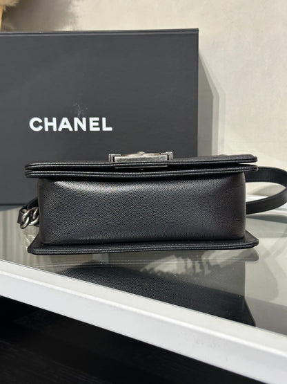 CHANEL Boy20 粒面牛皮口蓋包 - 黑銀