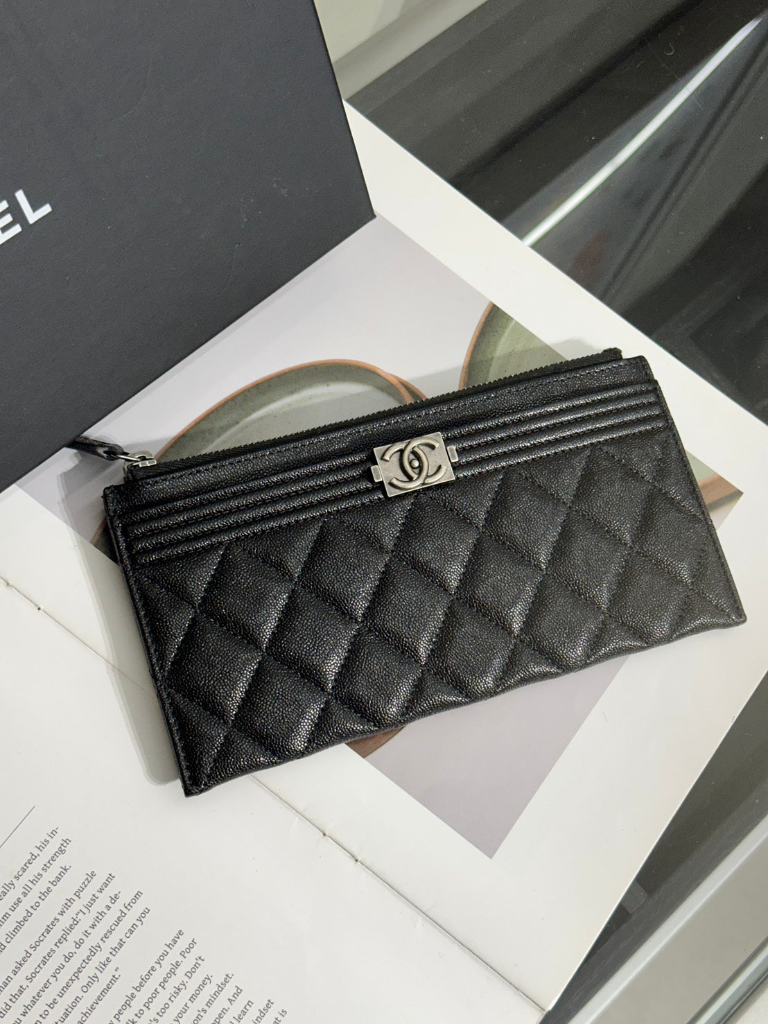 CHANEL Boy粒面牛皮拉鍊長夾 - 黑銀26開
