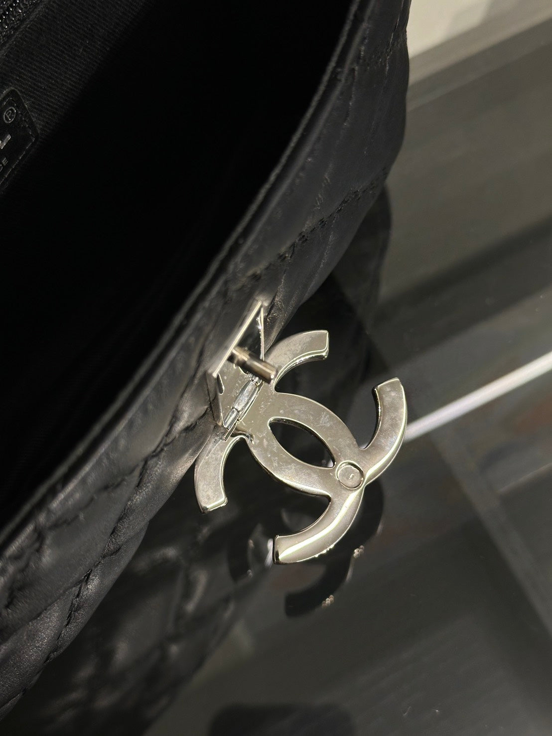 CHANEL 皮釦手提泡芙包 - 黑銀19開