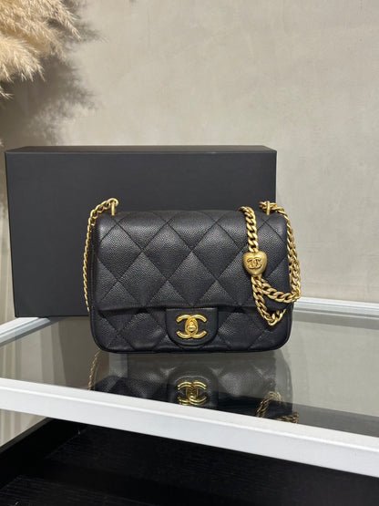 CHANEL 愛心調節釦口蓋包 20 - 粒面牛皮黑金
