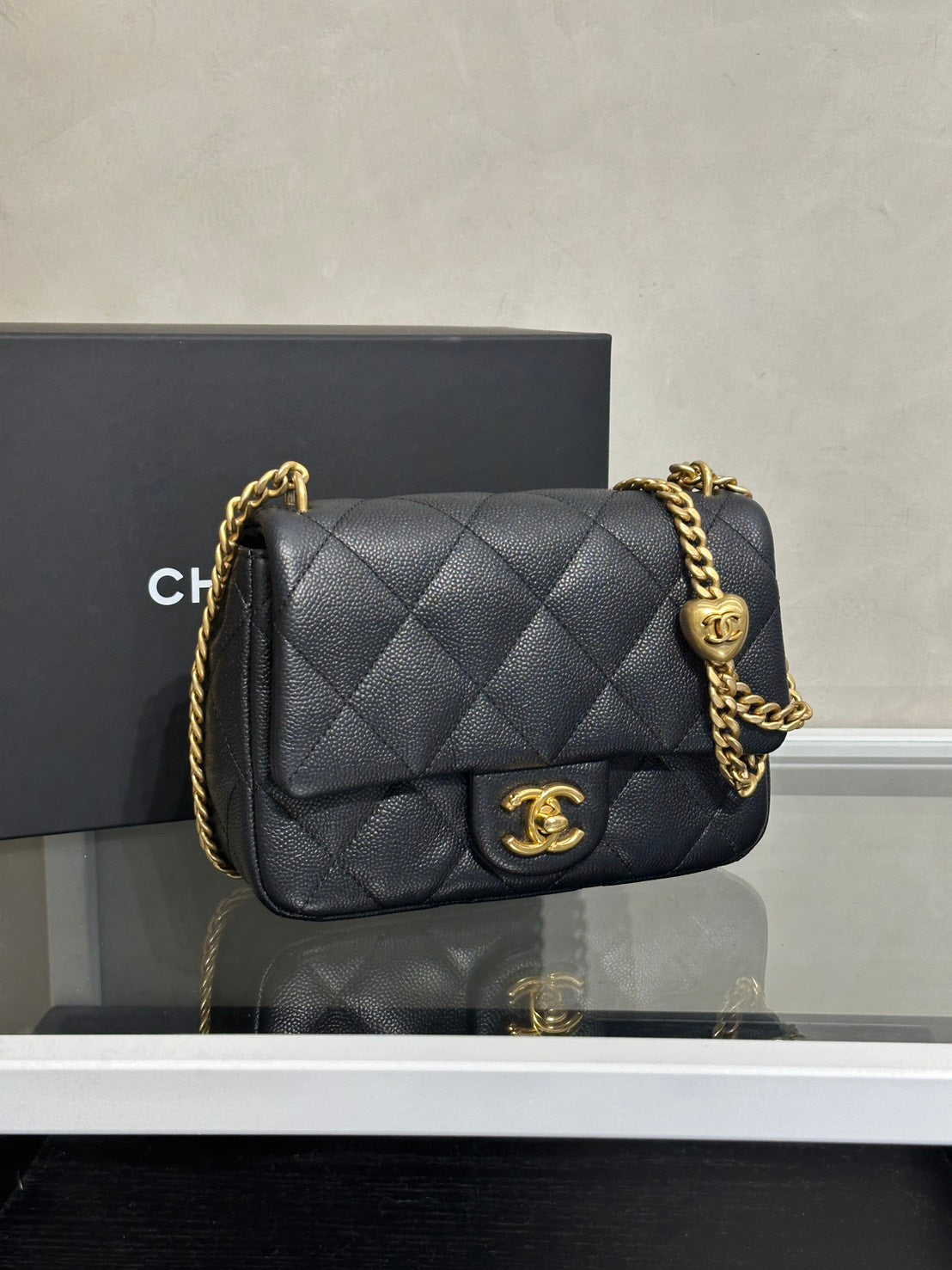 CHANEL 愛心調節釦口蓋包 20 - 粒面牛皮黑金