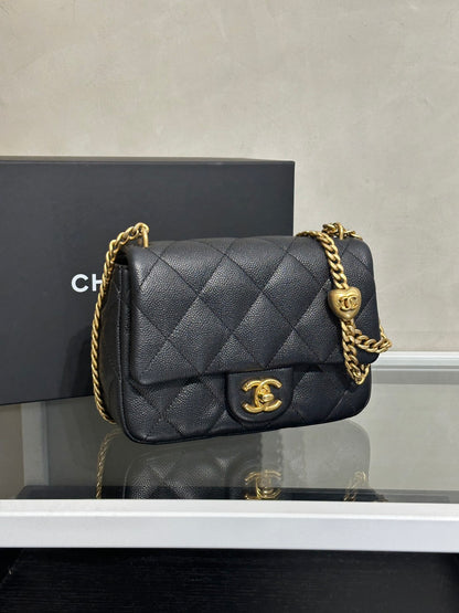 CHANEL 愛心調節釦口蓋包 20 - 粒面牛皮黑金