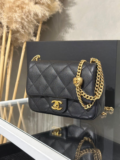 CHANEL 愛心調節釦口蓋包 20 - 粒面牛皮黑金