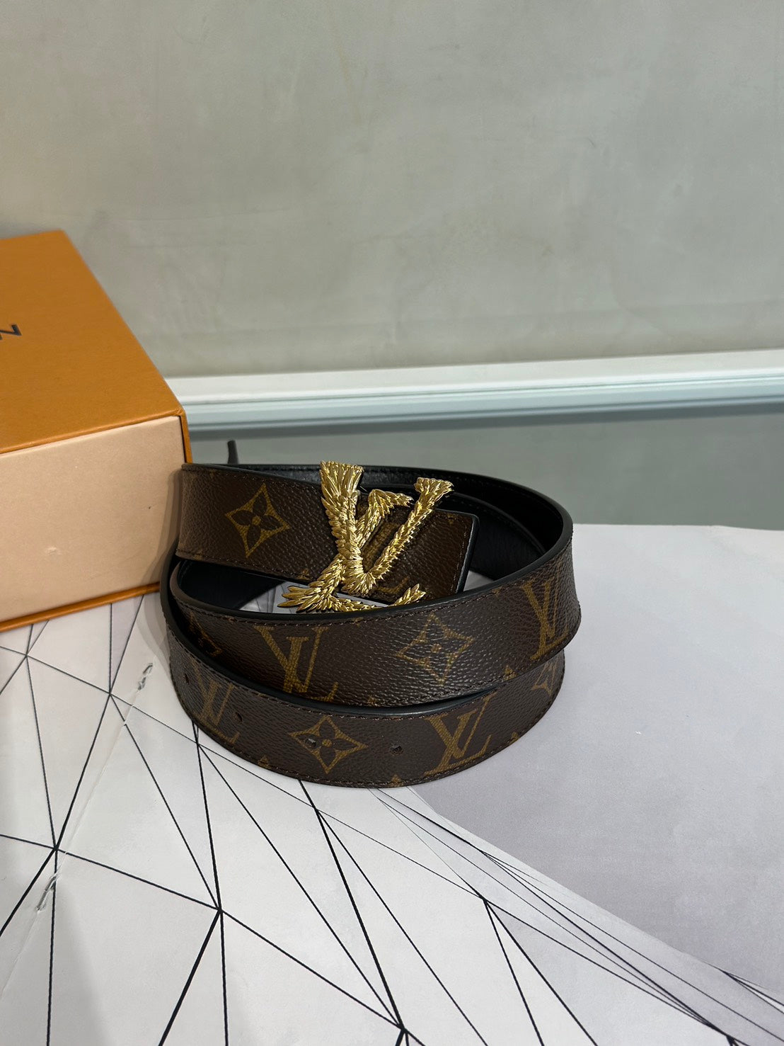 LOUIS VUITTON 羽毛造型釦雙面腰帶 80