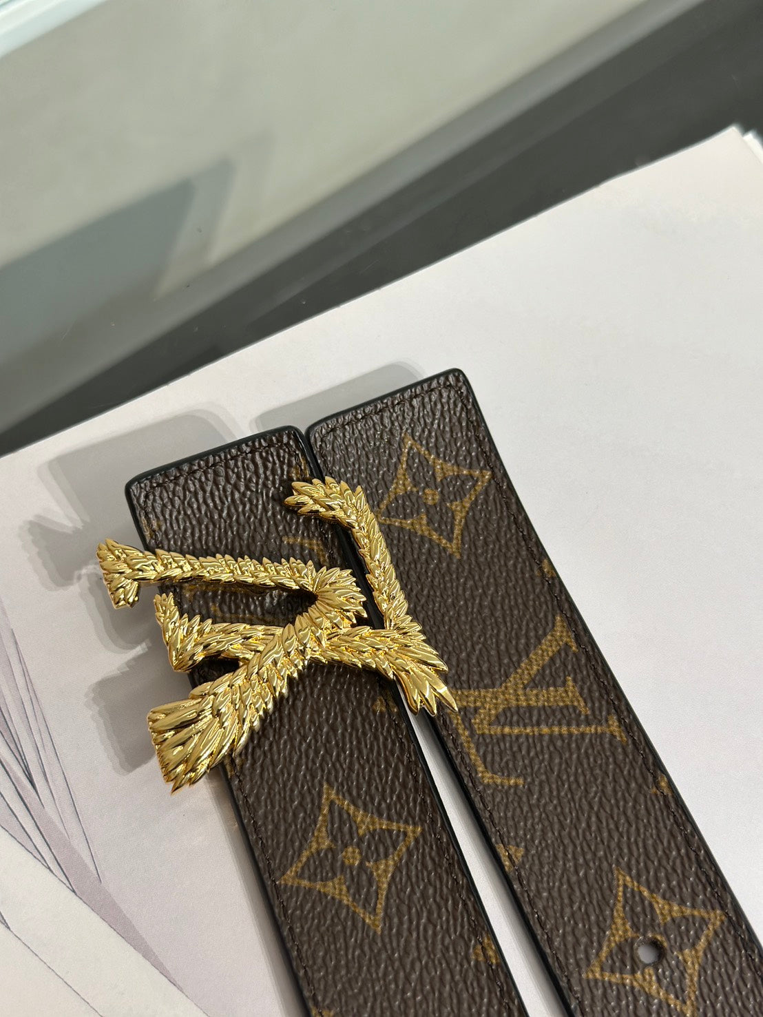 LOUIS VUITTON 羽毛造型釦雙面腰帶 80