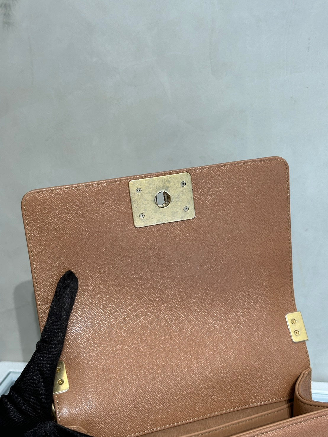 CHANEL Boy20 皮穿鍊鑲邊口蓋包 - 奶茶金