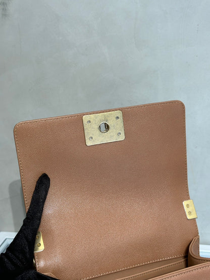 CHANEL Boy20 皮穿鍊鑲邊口蓋包 - 奶茶金