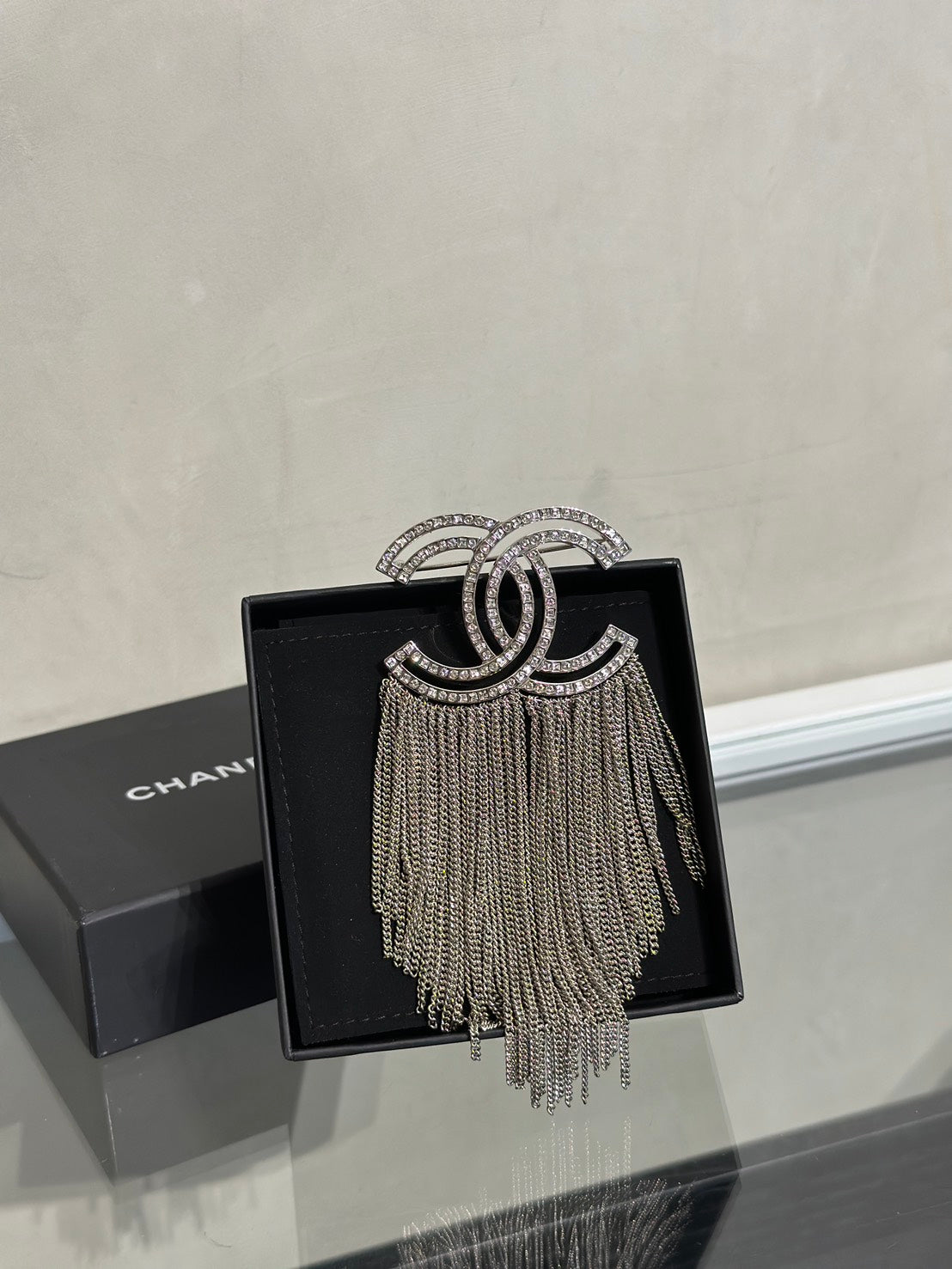 CHANEL 16K水鑽雙C流蘇胸針
