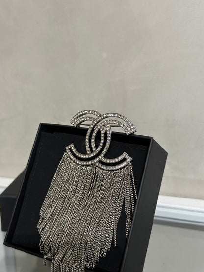 CHANEL 16K水鑽雙C流蘇胸針