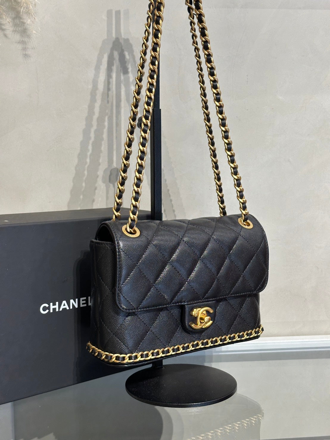 CHANEL 23K皮穿鍊滾邊單肩包 - 黑金