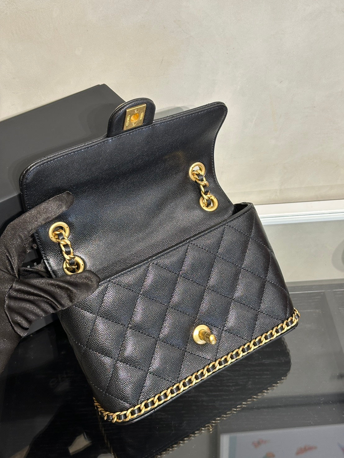 CHANEL 23K皮穿鍊滾邊單肩包 - 黑金