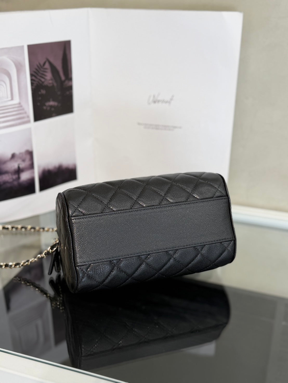 CHANEL 粒面牛皮保齡球包 - 黑金