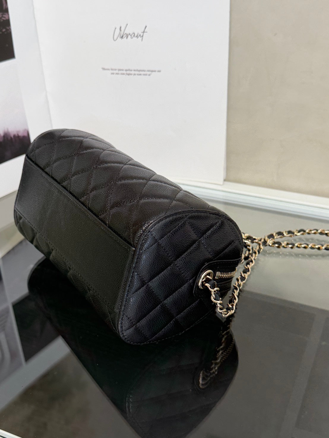 CHANEL 粒面牛皮保齡球包 - 黑金