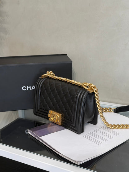 CHANEL Boy20 粒面牛皮口蓋包 - 黑金26開