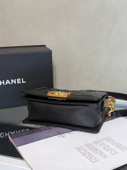 CHANEL Boy20 粒面牛皮口蓋包 - 黑金26開
