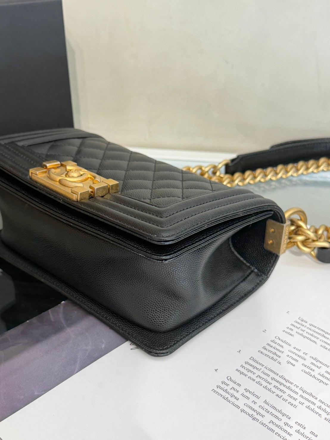 CHANEL Boy20 粒面牛皮口蓋包 - 黑金26開