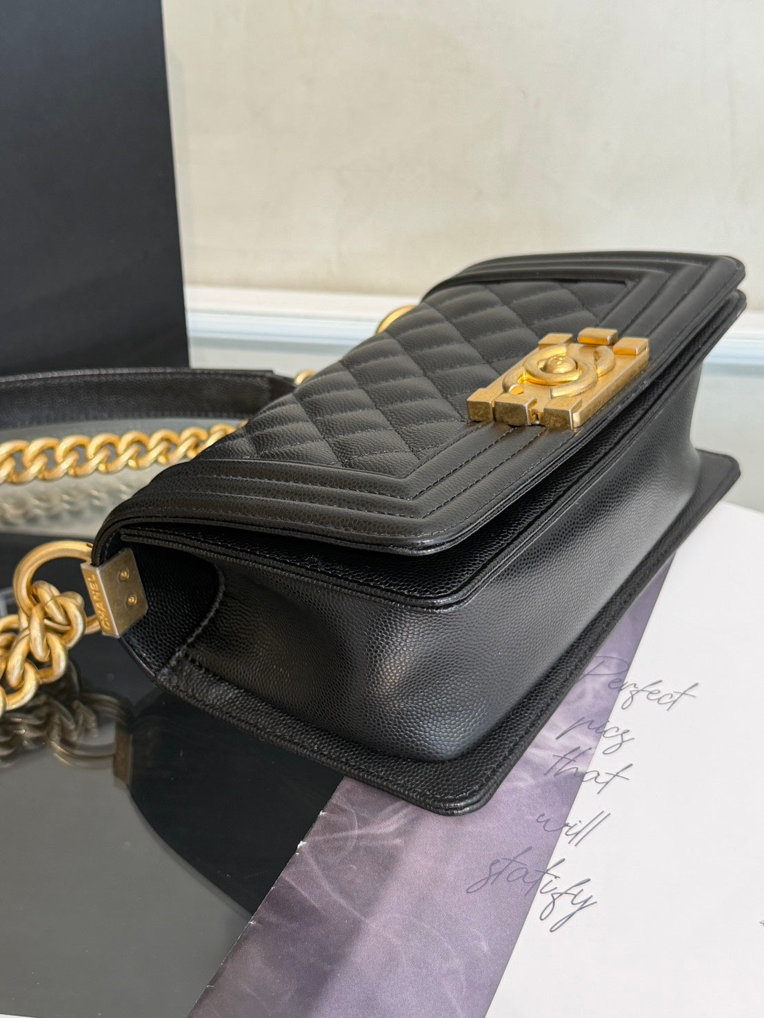 CHANEL Boy20 粒面牛皮口蓋包 - 黑金26開
