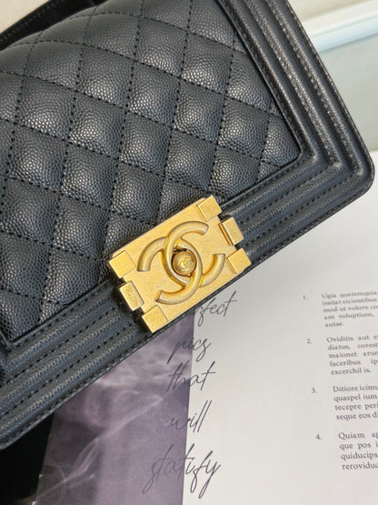 CHANEL Boy20 粒面牛皮口蓋包 - 黑金26開