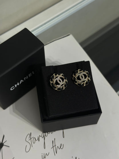 CHANEL 皮穿鍊圈圈水鑽雙C耳環 - 黑金