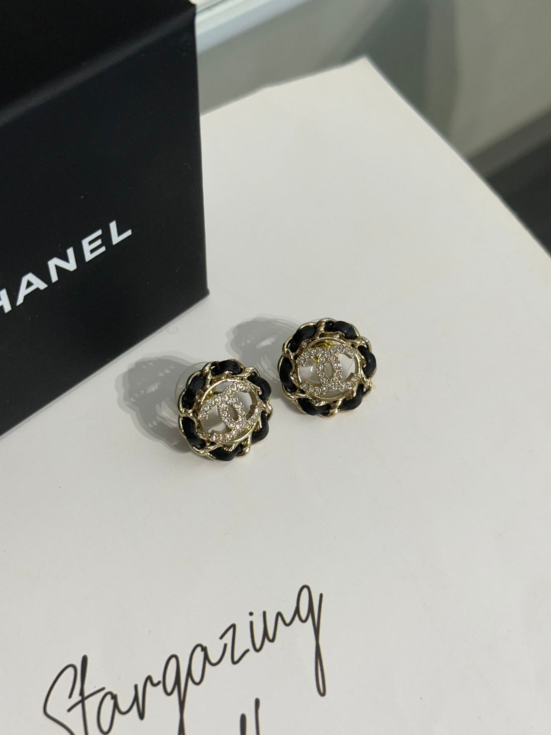 CHANEL 皮穿鍊圈圈水鑽雙C耳環 - 黑金