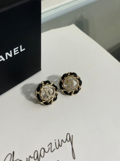 CHANEL 皮穿鍊圈圈水鑽雙C耳環 - 黑金