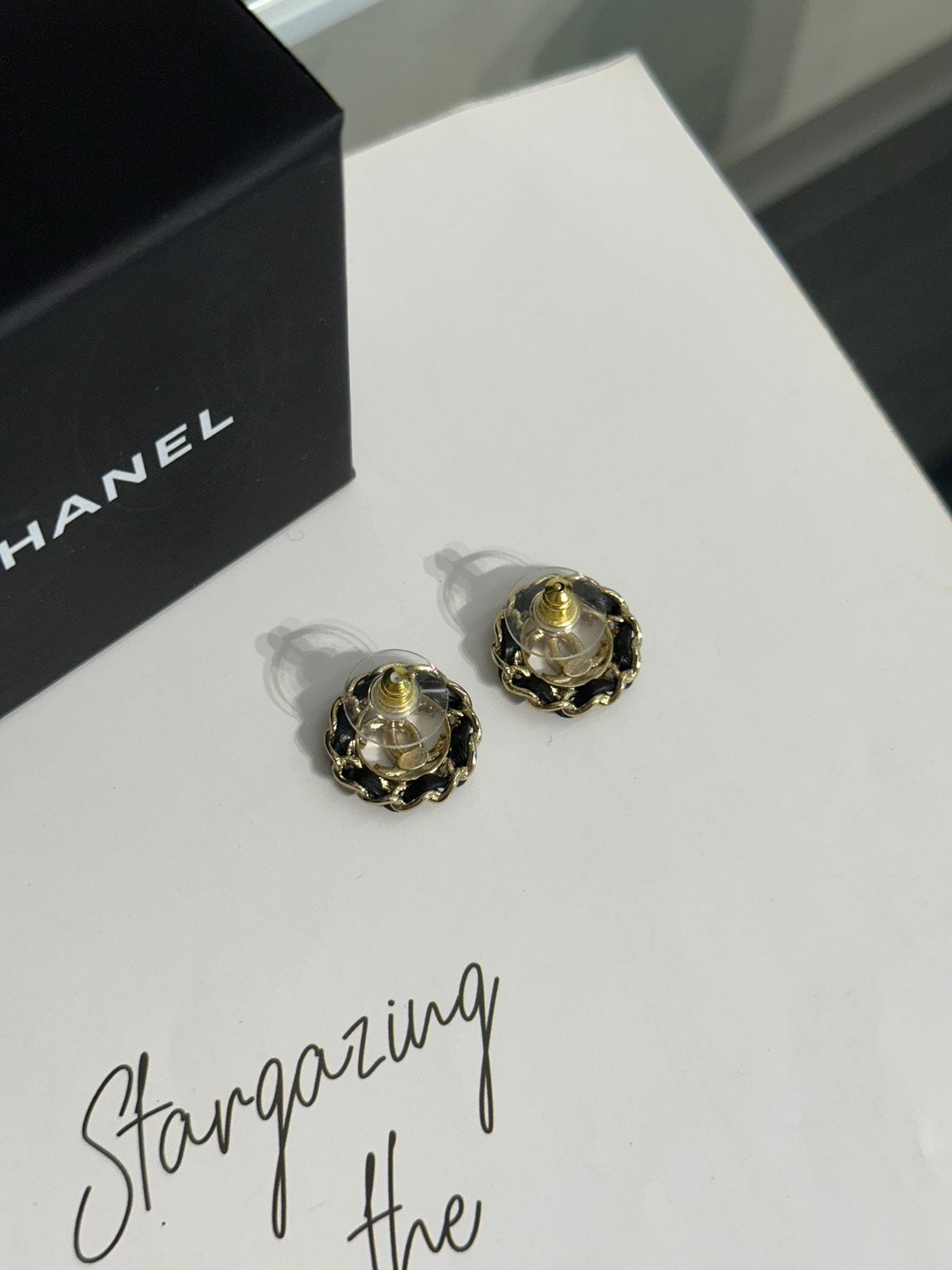 CHANEL 皮穿鍊圈圈水鑽雙C耳環 - 黑金