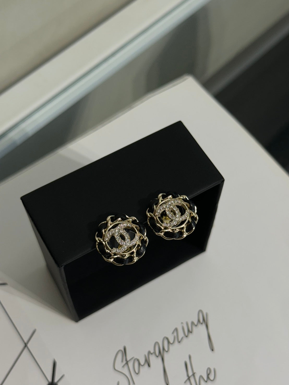 CHANEL 皮穿鍊圈圈水鑽雙C耳環 - 黑金