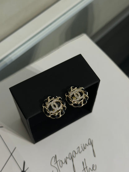 CHANEL 皮穿鍊圈圈水鑽雙C耳環 - 黑金