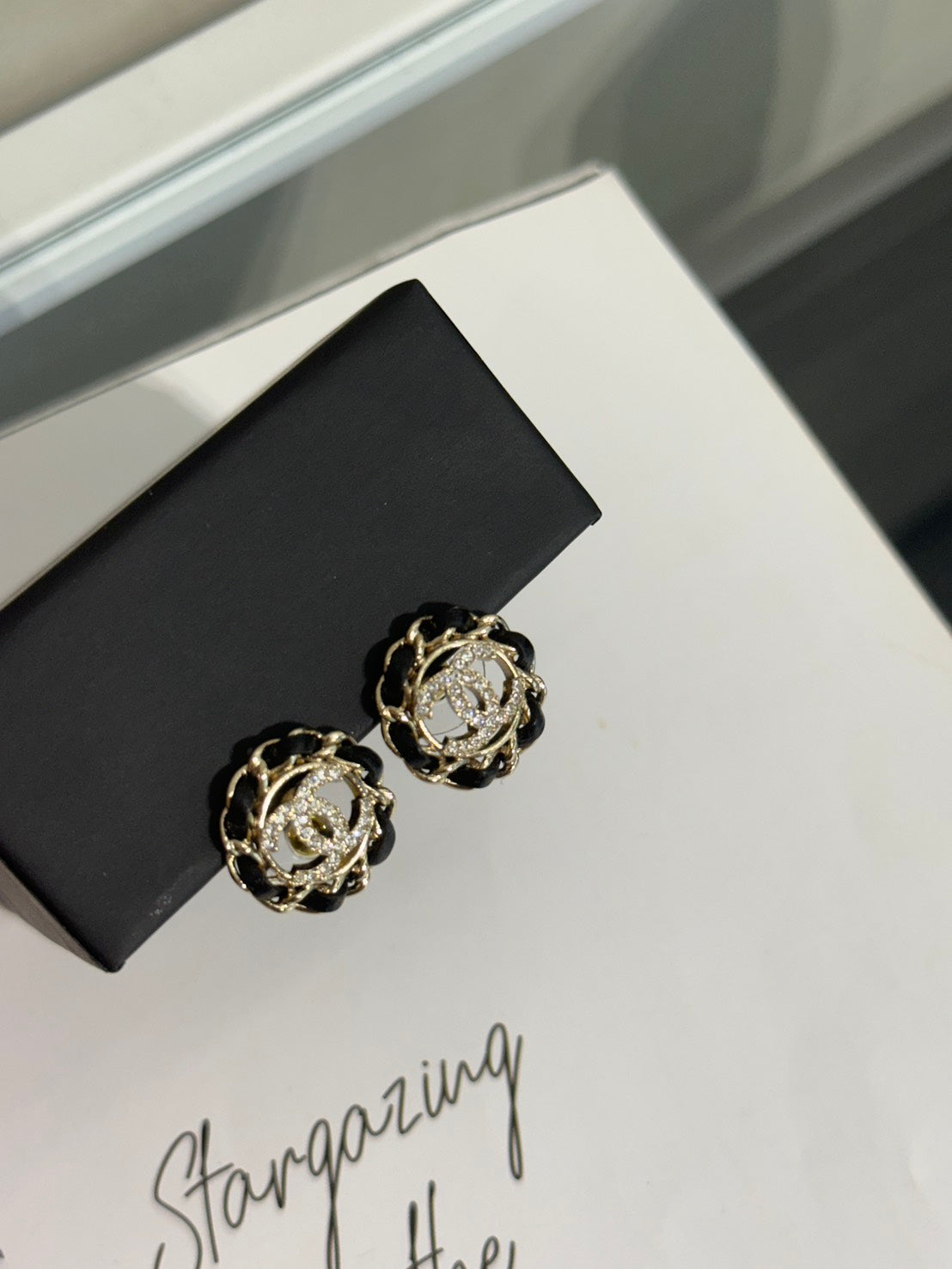 CHANEL 皮穿鍊圈圈水鑽雙C耳環 - 黑金