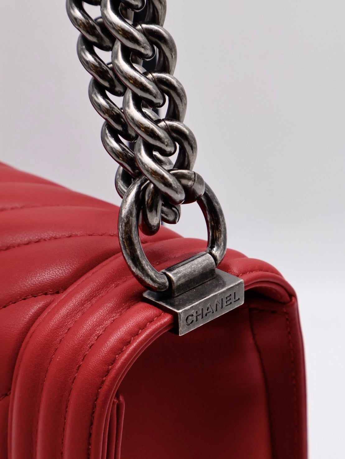 CHANEL Boy25 V紋牛皮口蓋包 - 紅銀22開