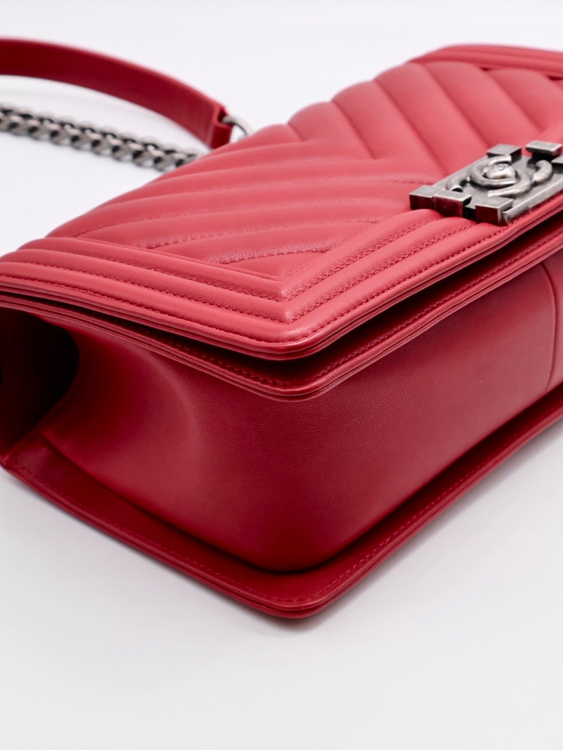 CHANEL Boy25 V紋牛皮口蓋包 - 紅銀22開