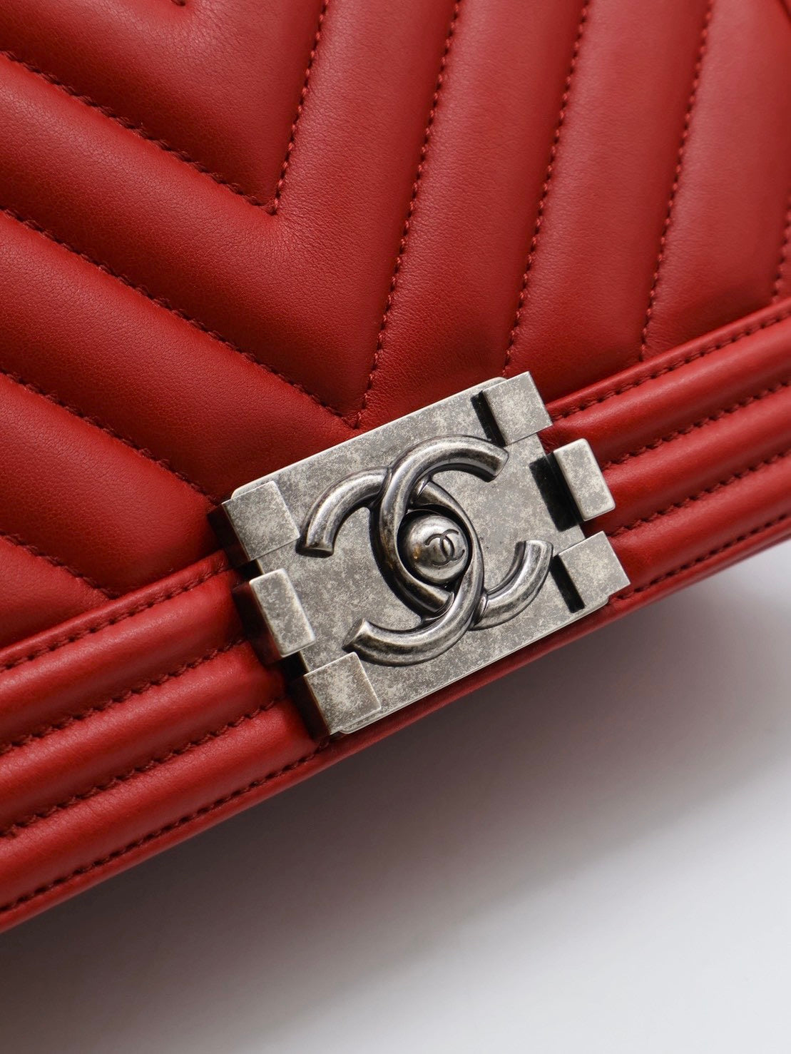 CHANEL Boy25 V紋牛皮口蓋包 - 紅銀22開