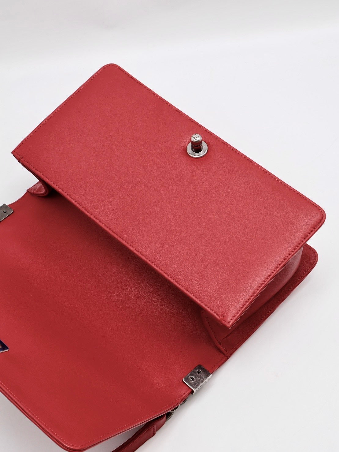 CHANEL Boy25 V紋牛皮口蓋包 - 紅銀22開